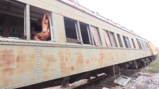 Секс в заброшенном поезде