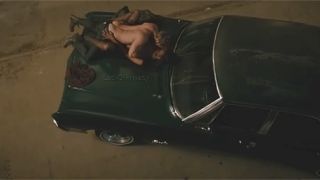Секс на капоте автомобиля