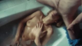 Подружка отсасывает лежа в ванной