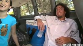 Кадр №2 с порно видео: Девушка после знакомства с незнакомцем трахает у него в авто