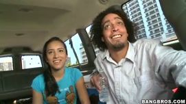 Кадр №3 с порно видео: Девушка после знакомства с незнакомцем трахает у него в авто