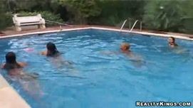Кадр №4 с порно видео: Девушки купаются в бассейне топлес
