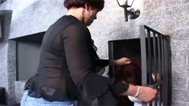 Кадр №5 с порно видео: Крутая сучка заставляет девушку лизать свою пизду