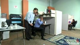 Кадр №2 с порно видео: Мужики грубо поимели сучку в офисе