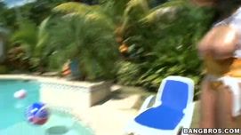 Кадр №2 с порно видео: Индианка с большой грудью одна в бассейне