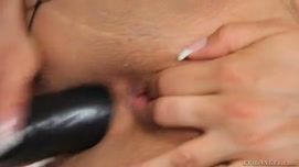 Кадр №6 с порно видео: Мужик застал девушку за анальной мастурбацией