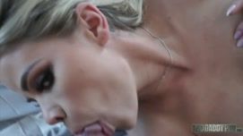 Кадр №7 с порно видео: Зрелая блондинка любит когда в попку