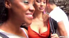 Кадр №2 с порно видео: Турист снял себе дешевых проституток