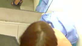 Кадр №2 с порно видео: Молодая сучка бомбит парню минет в примерочной