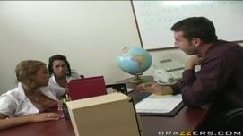 Кадр №2 с порно видео: Две студентки трахают директора