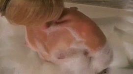 Кадр №7 с порно видео: Молодая девушка перед сексом принимает ванну