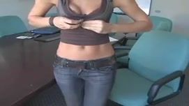 Кадр №8 с порно видео: Молодая девушка демонстрирует как нужно мастурбировать