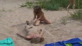 Кадр №2 с порно видео: Три малолетки развлекаются на нудиском пляже