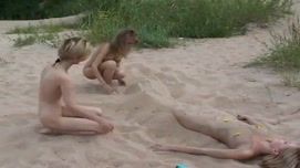 Кадр №4 с порно видео: Три малолетки развлекаются на нудиском пляже
