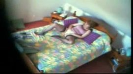 Кадр №2 с порно видео: Зрелая тётя мастурбирует в своей комнате