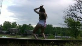 Кадр №3 с порно видео: Устроила стриптиз на железнодорожных путях