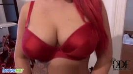 Кадр №3 с порно видео: Рыжую девчонку с большими сиськами делает минет