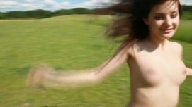 Кадр №9 с порно видео: Обнаженная брюнетка с красивой попкой гуляет по полю